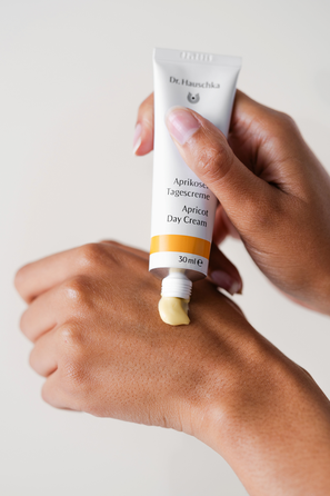 DR.HAUSCHKA Apricot Day sejas krēms, 30 ml