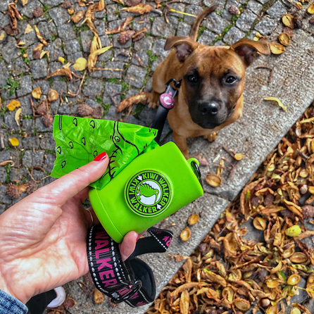 KIWI WALKER Zaļš izkārnījumu maisiņu turētājs, 1 gab.